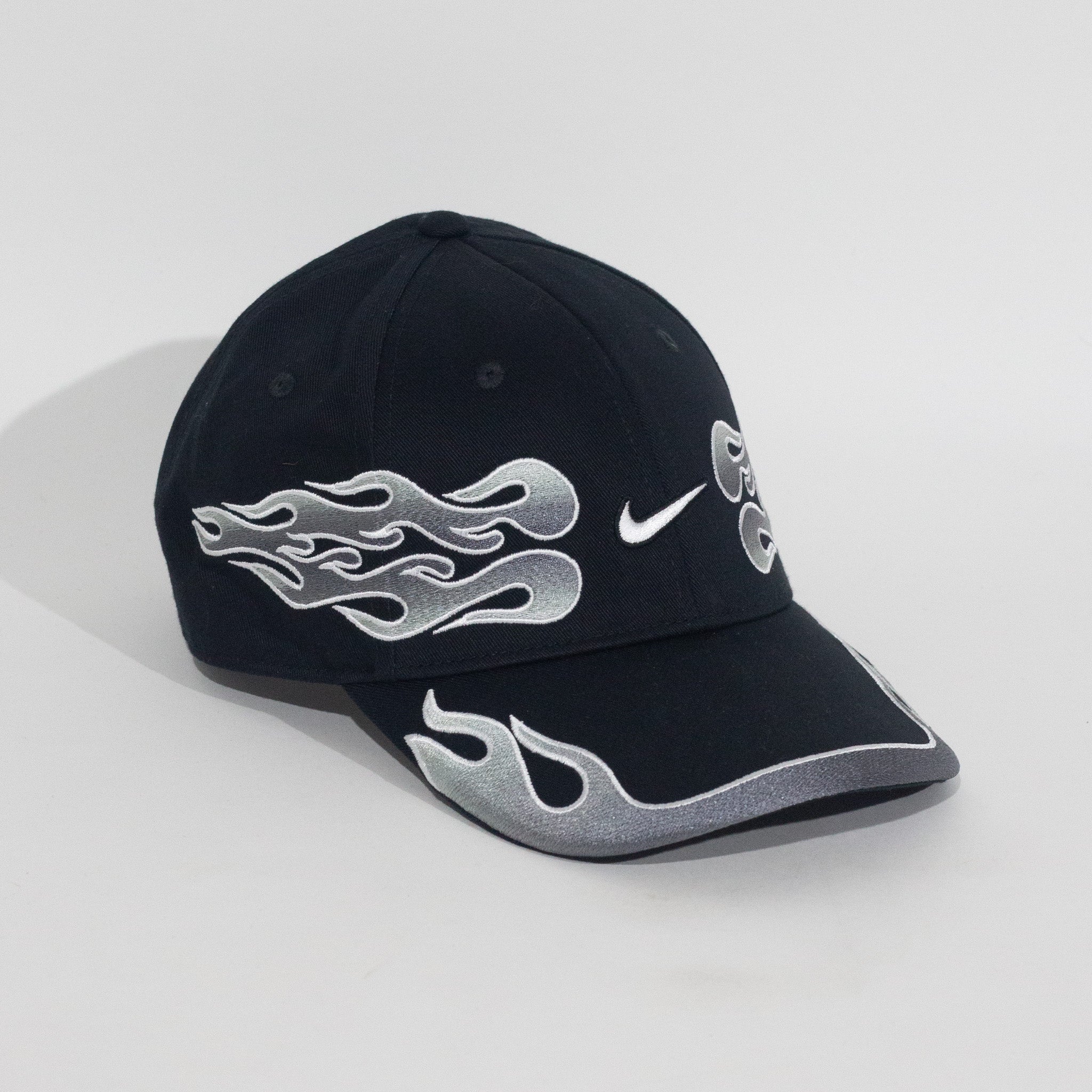 Boné Nike Club Preto flames