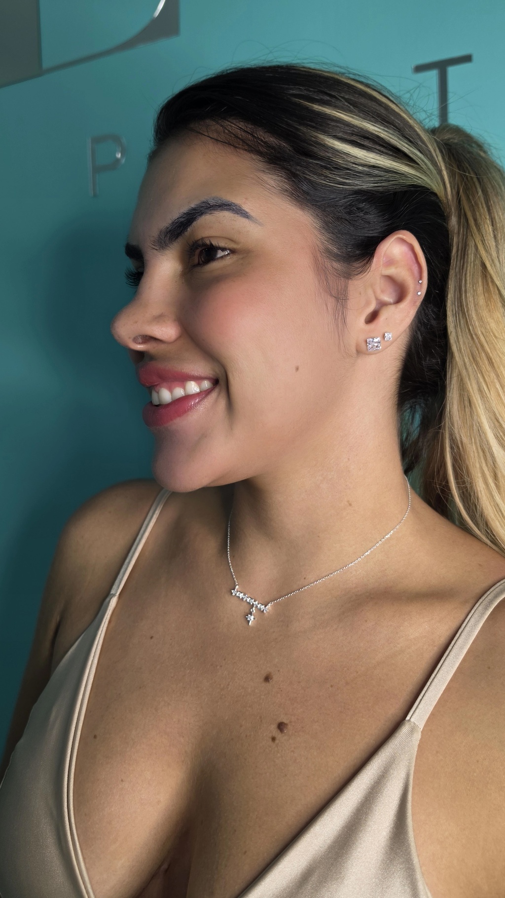 Colar Minimalista com Estrelinhas