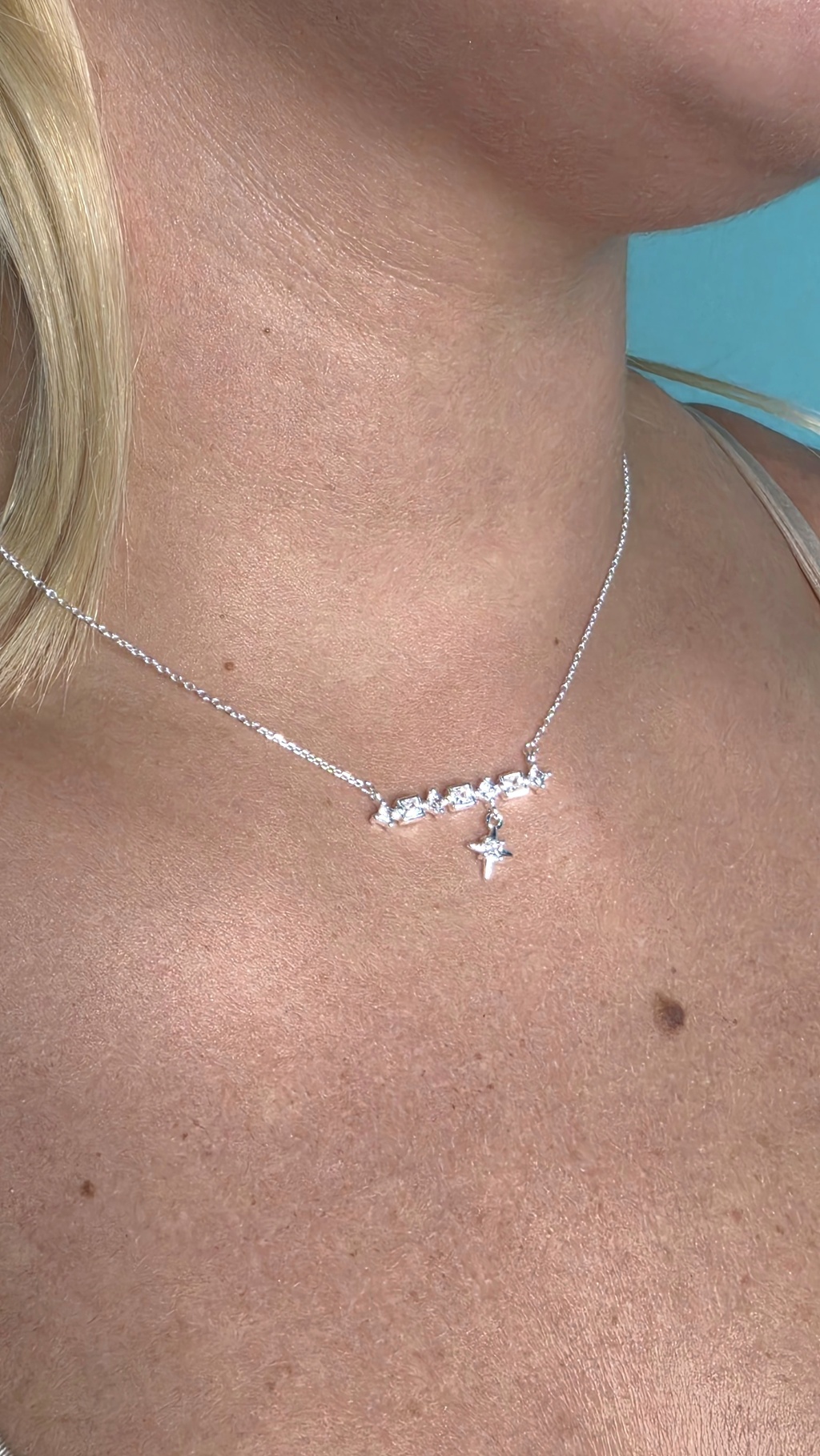 Colar Minimalista com Estrelinhas