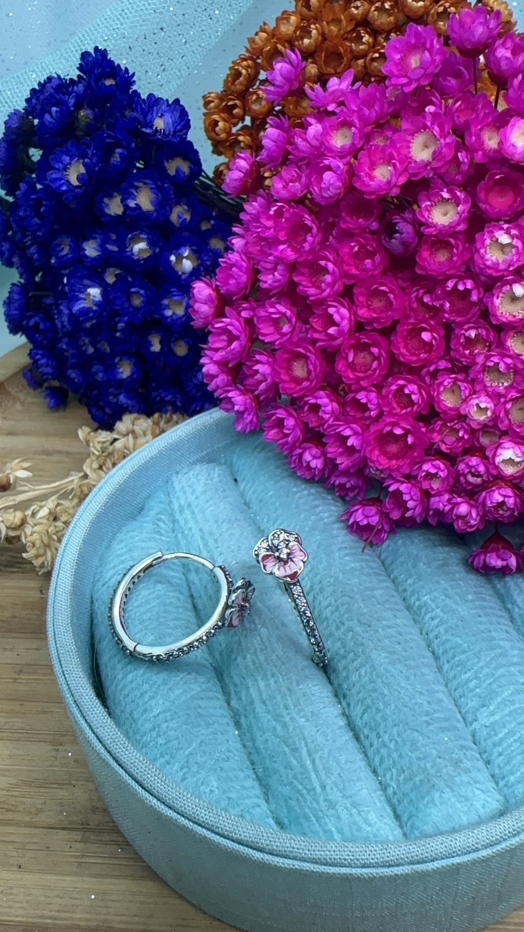 Argola Cravejada com Flor