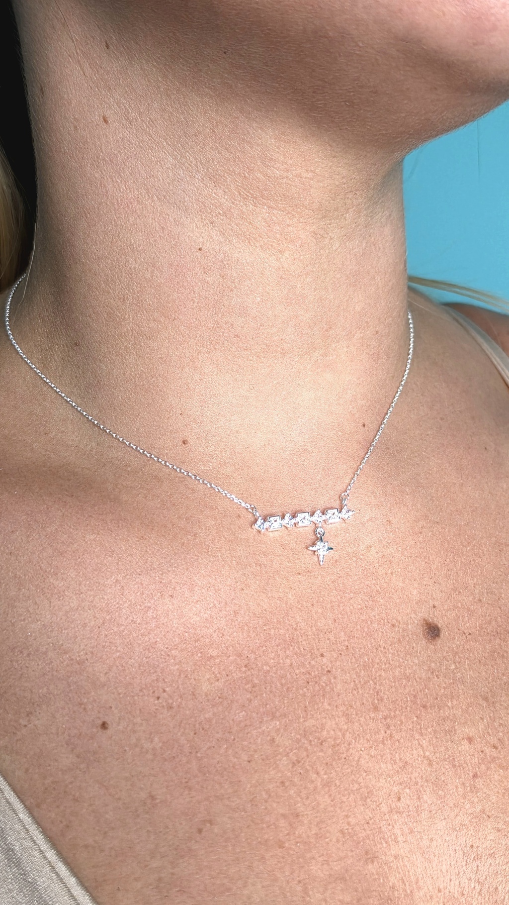 Colar Minimalista com Estrelinhas