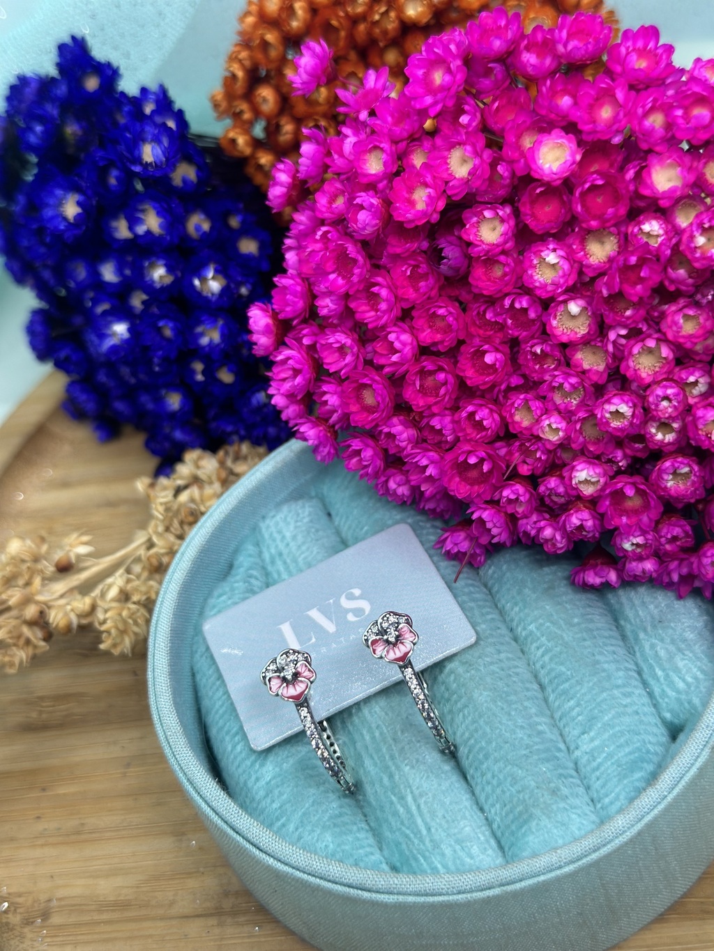 Argola Cravejada com Flor