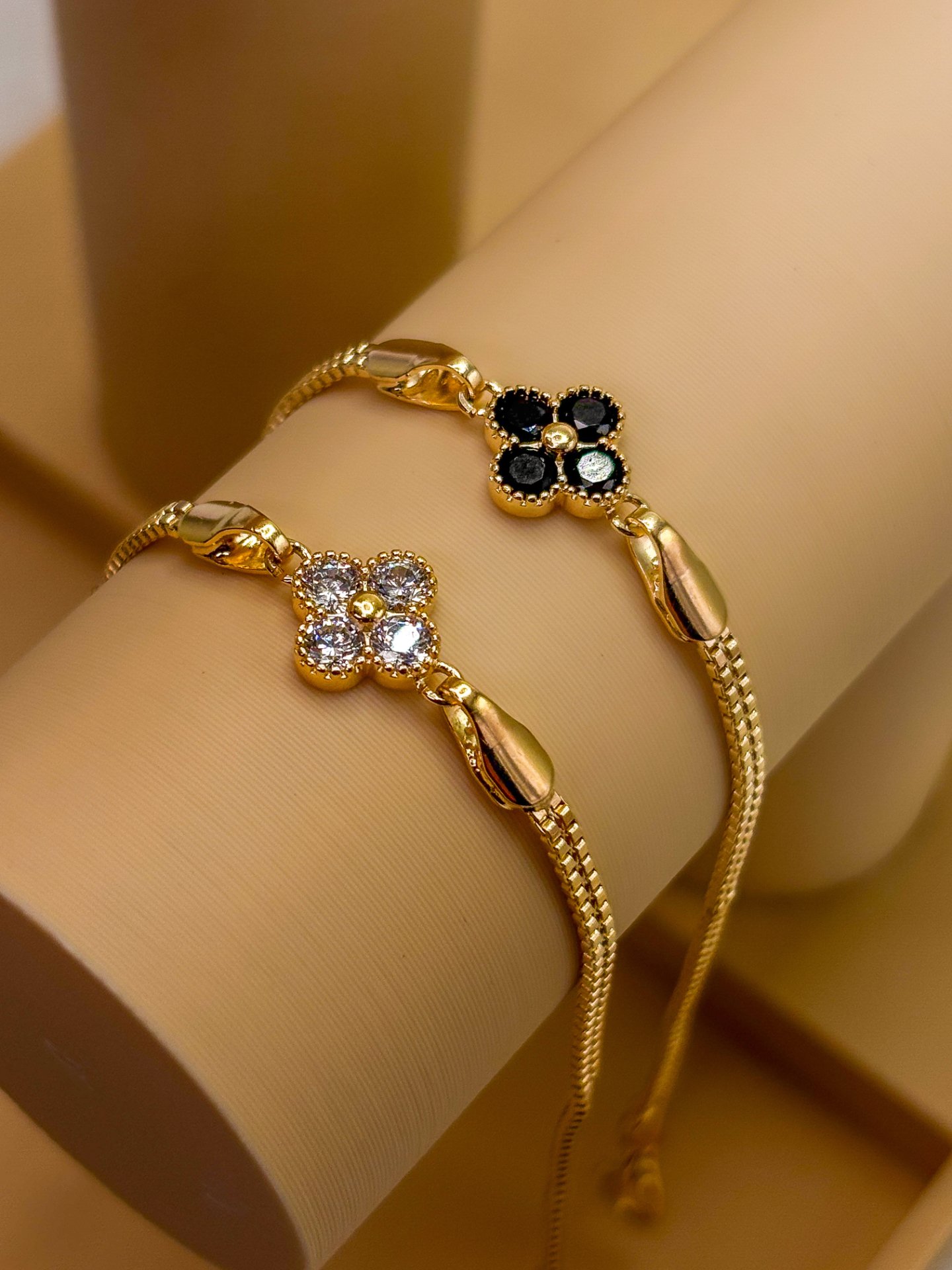 Pulseira trevo com zircônia preto
